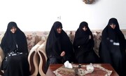 جمعی از مسئولان خواهران حوزوی با خانواده شهید سراوانی دیدار کردند