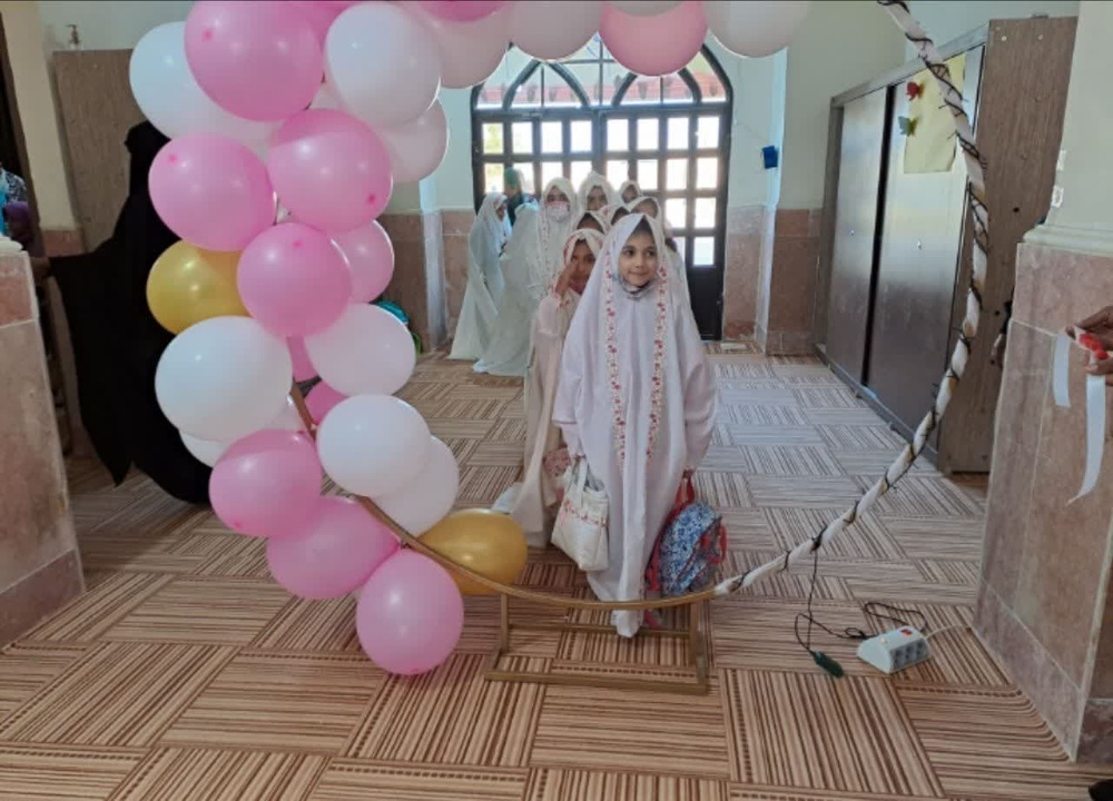 برگزاری جشن تکلیف 470 دانش آموز دختر در مدرسه علمیه حضرت زینب(س) میناب+ تصاویر
