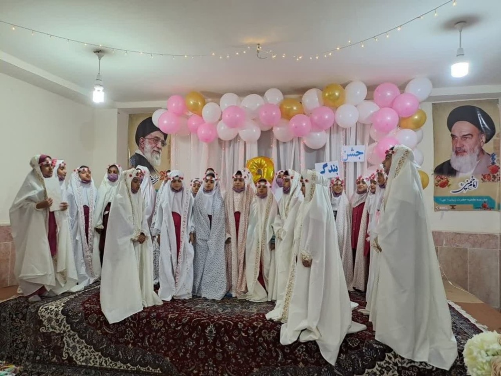 برگزاری جشن تکلیف 470 دانش آموز دختر در مدرسه علمیه حضرت زینب(س) میناب+ تصاویر

