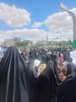 تصاویر/ غرفه عفاف و حجاب مدرسه علمیه کوثر زرندیه در مسیر راهپیمایی روز قدس