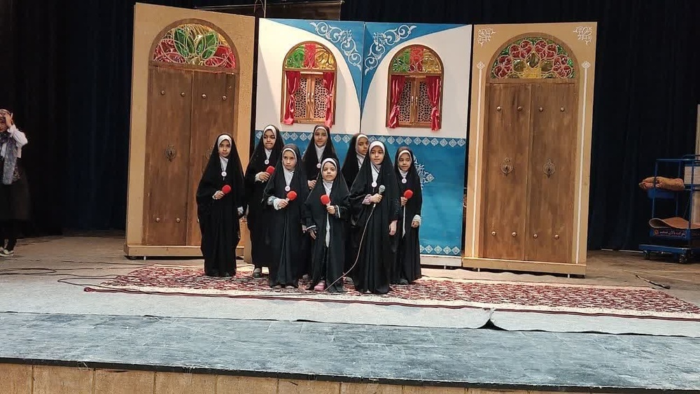 نمایش "میترا" به همت  مدرسه علمیه فاطمه الزهرا(س) اردکان روی صحنه رفت  
