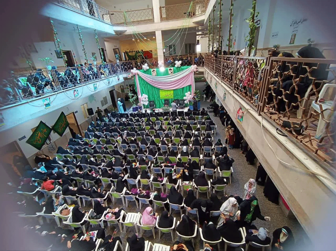 تصاویر/ حضور خدام حامل پرچم متبرک آستان قدس رضوی در مدرسه علمیه خواهران برازجان