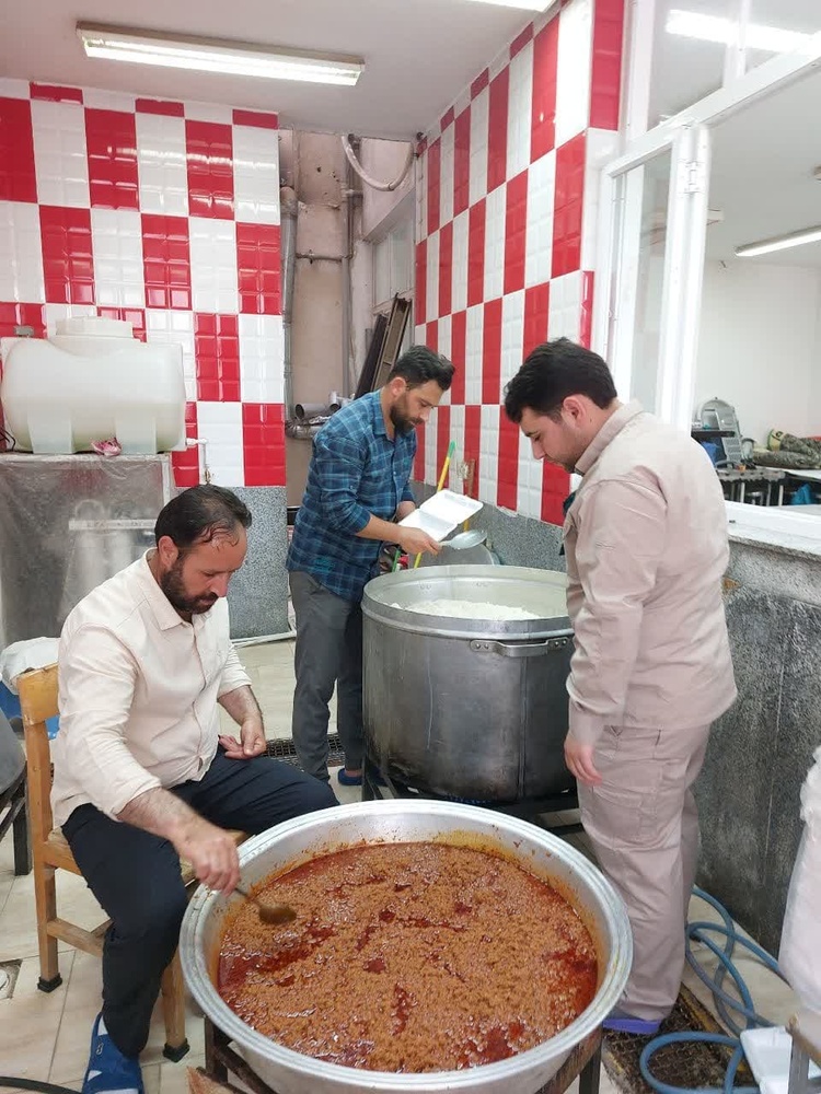 کمک‌ بانوان طلبه گرمی به سیل‌زدگان؛ توزیع بیش از ۴۵۰۰ پرس غذای گرم در بین سیل زدگان