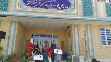 تجمع طلاب مدرسه فاطمة الزهرا(س) کنگان در حمایت مردم غزه
