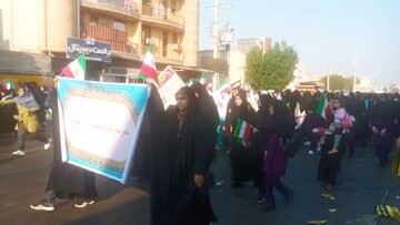 تصاویر/ حضور طلاب مدرسه علمیه فاطمیه خورموج در راهپیمایی ۱۳ آبان