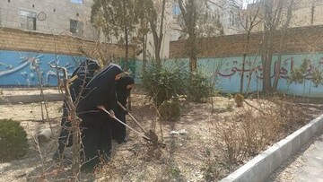تصاویر/ کاشت چند اصله نهال در مدرسه علمیه الزهرا (س) اراک