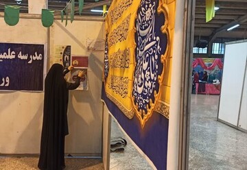 تصاویر/ نصب پوستر پذیرش سال تحصیلی جدید علمیه الزهرا(س)اراک در نمایشگاه بین المللی استان مرکزی