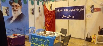 تصاویر/ بازدید دانش آموزان پایه نهم از غرفه مدرسه علمیه ریحانة النبی (س)اراک در نمایشگاه بین‌المللی استان مرکزی