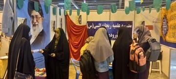 تصاویر/ بازدید دانش آموزان پایه نهم از غرفه مدرسه علمیه ریحانة النبی (س)اراک در نمایشگاه بین‌المللی استان مرکزی