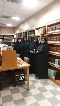 تصاویر/ بازدید طلاب ساوه ای از کتابخانه و پایان نامه های موسسه آموزش عالی حوزوی معصومیه قم