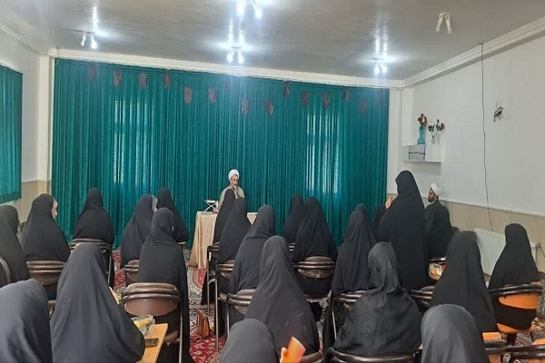 خنثیکردن توطئههای دشمنان در مسئله انتخابات وظیفه خواهران طلبه است