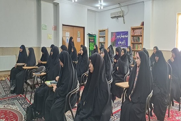 خنثیکردن توطئههای دشمنان در مسئله انتخابات وظیفه خواهران طلبه است