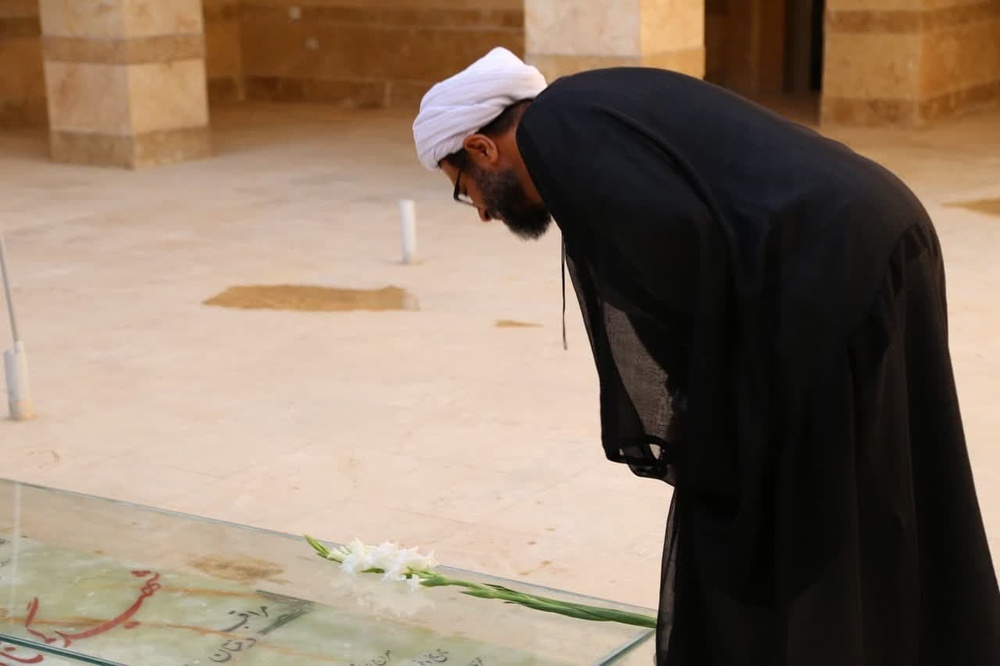 ادای احترام مدیر حوزههای علمیه خواهران کشور به مقام شامخ شهید گمنام ادای احترام مدیر حوزههای علمیه خواهران کشور به مقام شامخ شهید گمنام