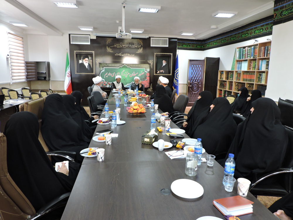 حوزه خواهران باید به اعتلایی برسد که مصرفکننده اندیشههای غربی نباشد