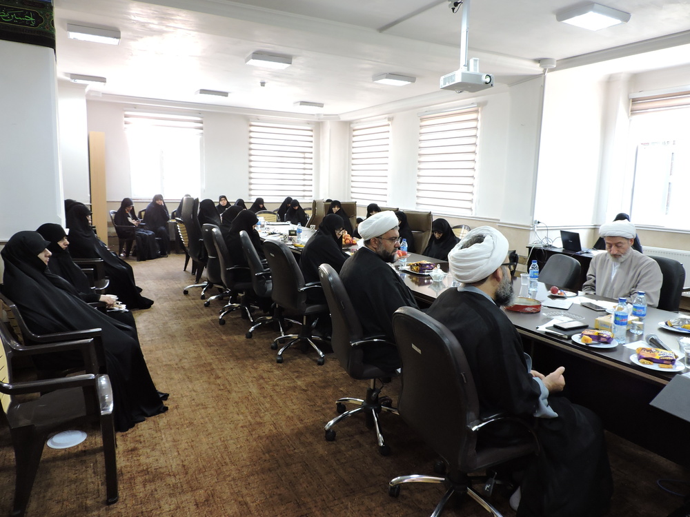 ارتباط با طلاب طوری باشد که طلبه با مناعت طبع و بزرگمنشی رشد کند