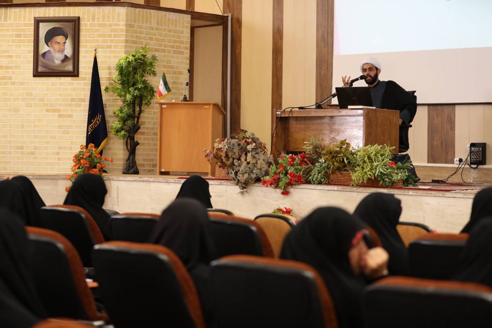 خواهران طلبه آغازگر یک جریان تربیتی در حوزههای علمیه باشند