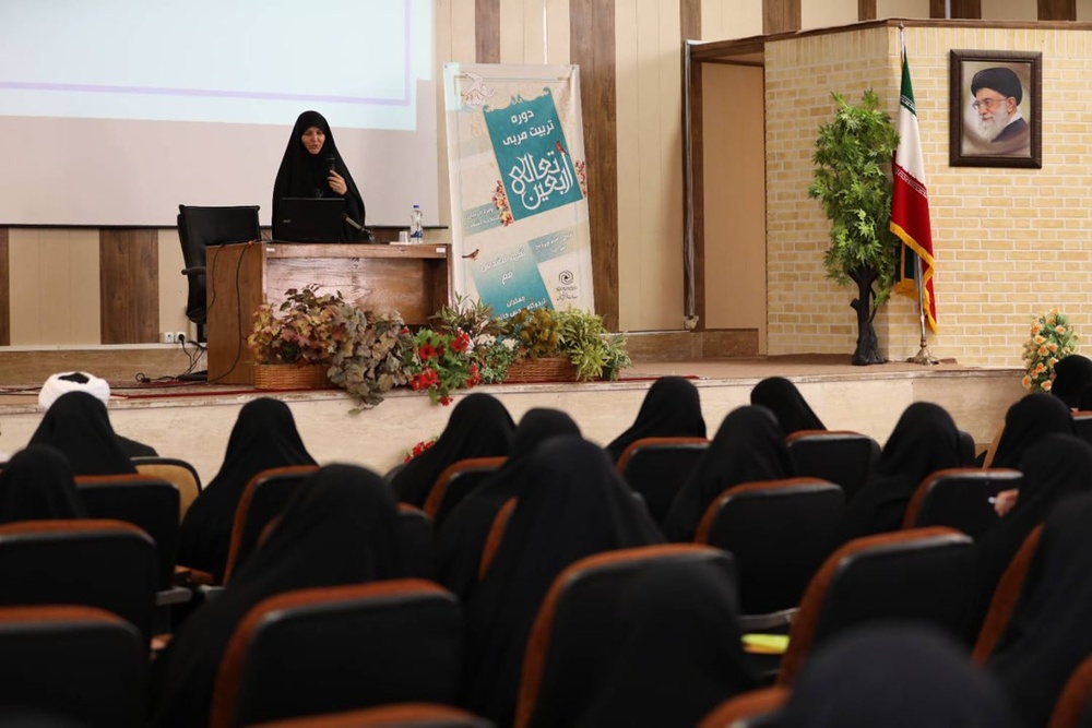 خواهران طلبه آغازگر یک جریان تربیتی در حوزههای علمیه باشند