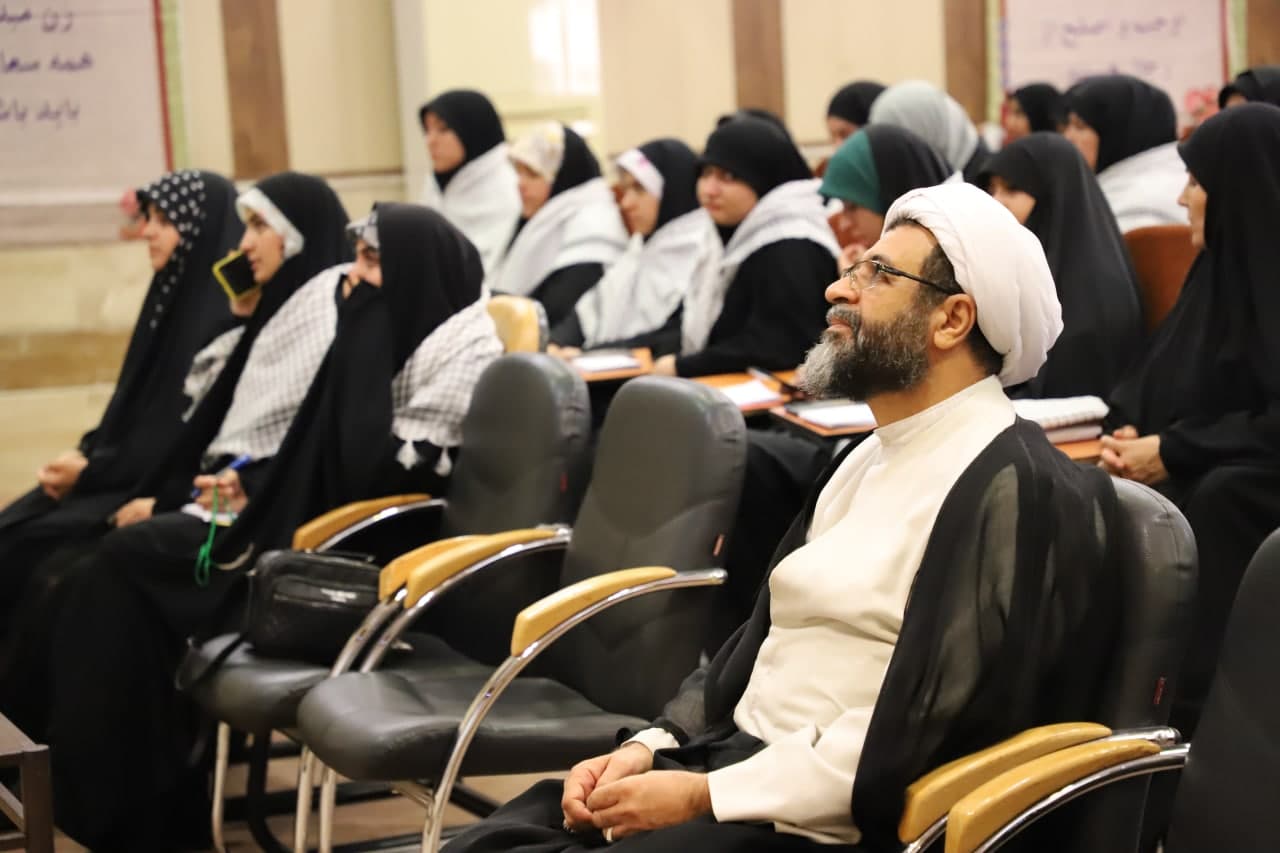 طلاب با اخلاص و تلاش، راههای الهی و آموزههای دینی را برای مردم تبیین کنند