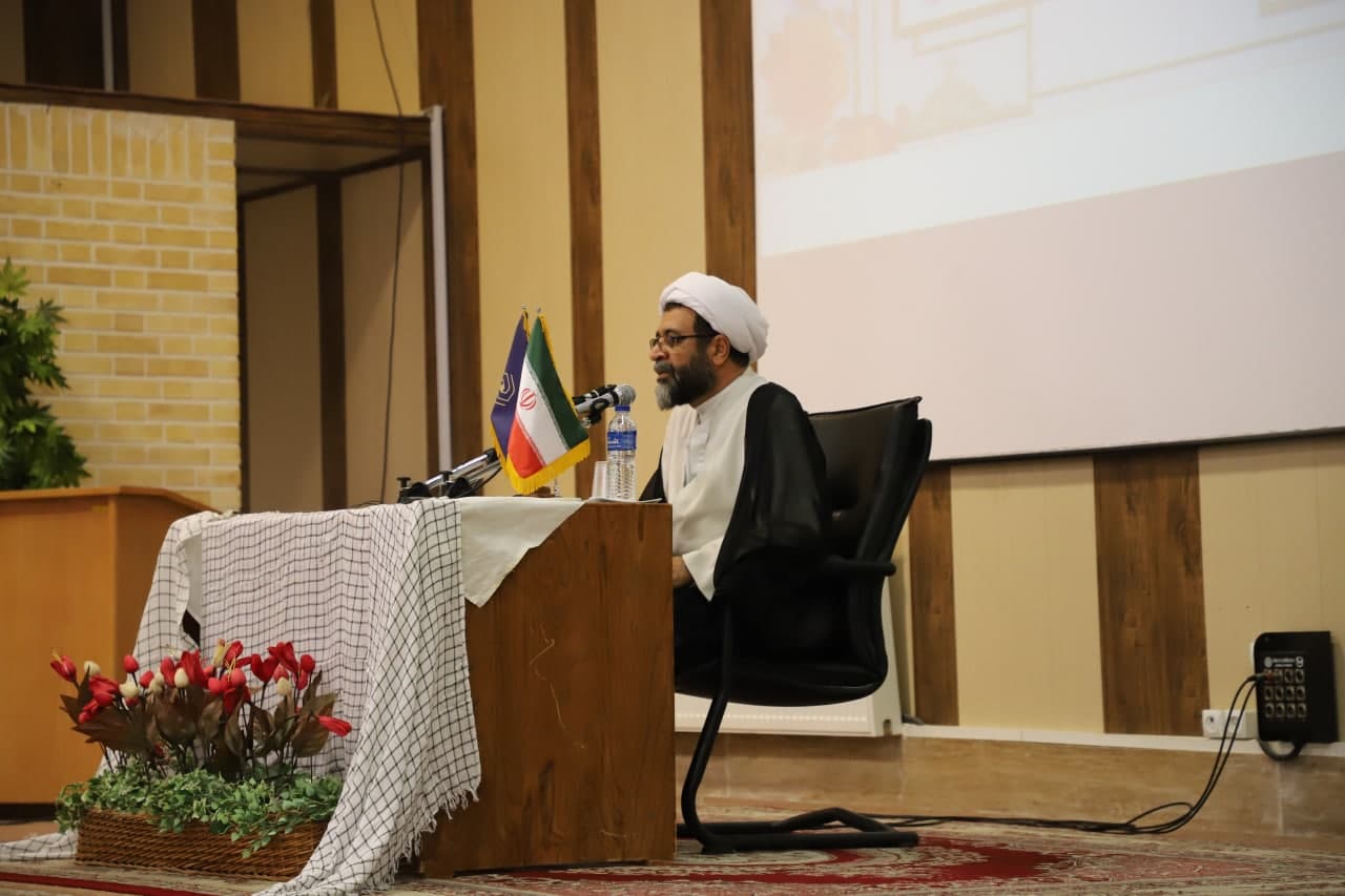 طلاب با اخلاص و تلاش، راههای الهی و آموزههای دینی را برای مردم تبیین کنند