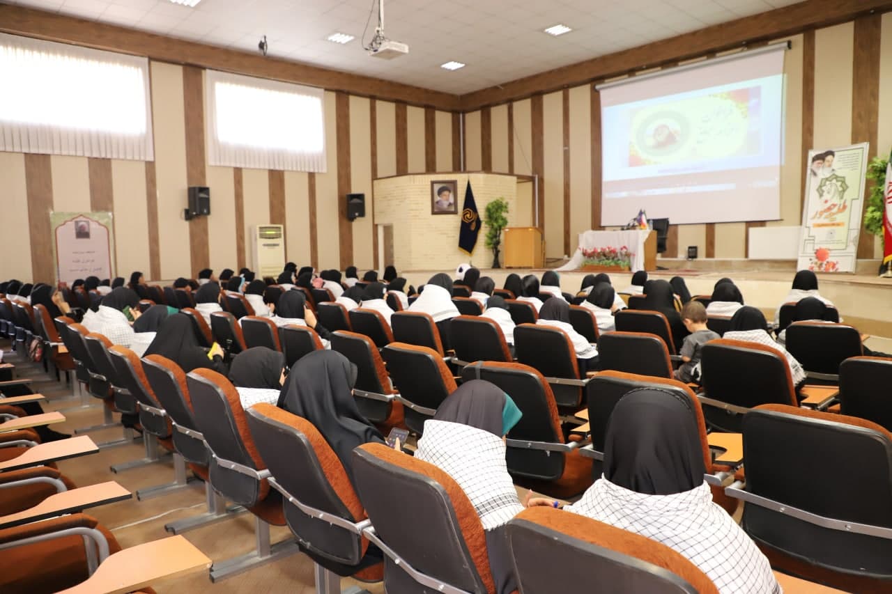 طلاب با اخلاص و تلاش، راههای الهی و آموزههای دینی را برای مردم تبیین کنند