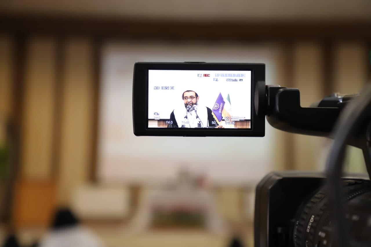 طلاب با اخلاص و تلاش، راههای الهی و آموزههای دینی را برای مردم تبیین کنند