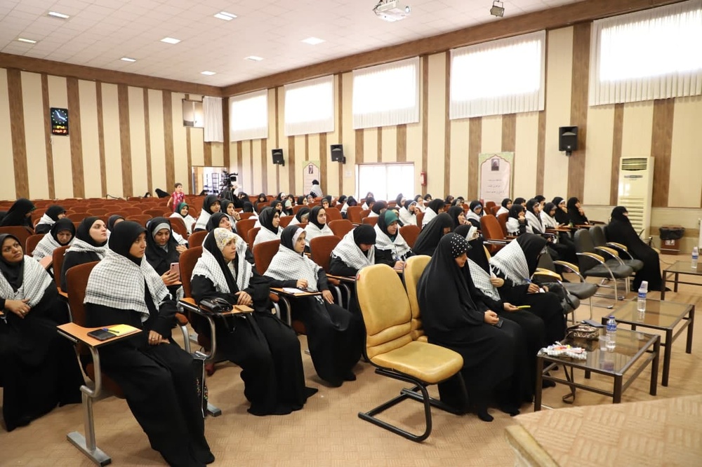 طلاب با اخلاص و تلاش، راههای الهی و آموزههای دینی را برای مردم تبیین کنند