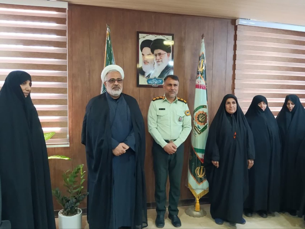 حضور کارکنان مدرسه علمیه ریحانهالرسول(س) در فرماندهی نیروی انتظامی قشم بهمناسبت هفته فراجا + عکس