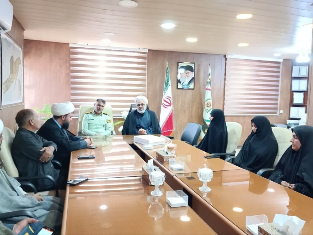 حضور کارکنان مدرسه علمیه ریحانهالرسول(س) در فرماندهی نیروی انتظامی قشم بهمناسبت هفته فراجا + عکس