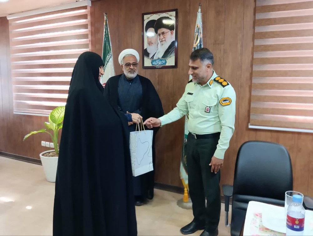 حضور کارکنان مدرسه علمیه ریحانهالرسول(س) در فرماندهی نیروی انتظامی قشم بهمناسبت هفته فراجا + عکس