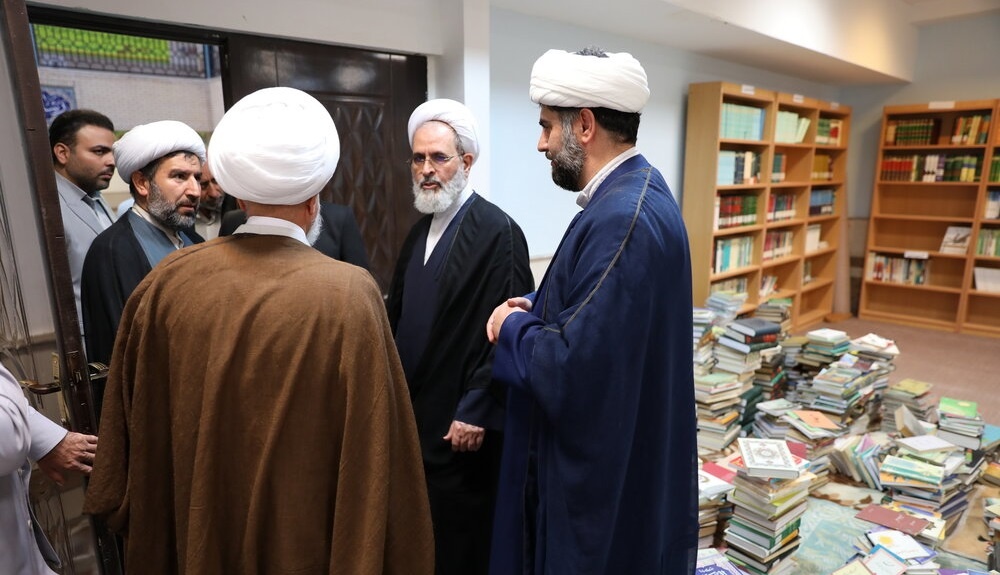 بازدید آیتالله اعرافی از بعضی مدارس علمیه خواهران استان کرمانشاه+ عکس