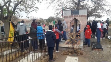 تصاویری از حضور دانش آموزان روستای یاتان از توابع غرق آباد در روز ۱۳ آبان