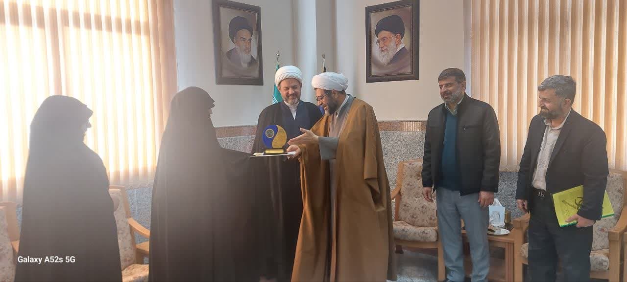 مراسم تقدیر از مدیر حوزههای علمیه خواهران برگزار شد