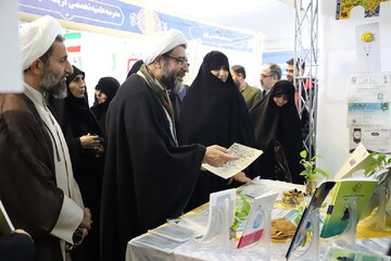 تصاویر/ بازدید حجت‌الاسلام والمسلمین فاضل از نمایشگاه دستاوردهای پژوهشی مدارس علمیه خواهران استان قم