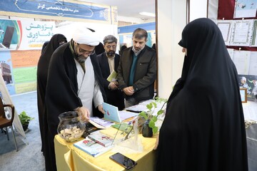 تصاویر/ بازدید حجت‌الاسلام والمسلمین فاضل از نمایشگاه دستاوردهای پژوهشی مدارس علمیه خواهران استان قم