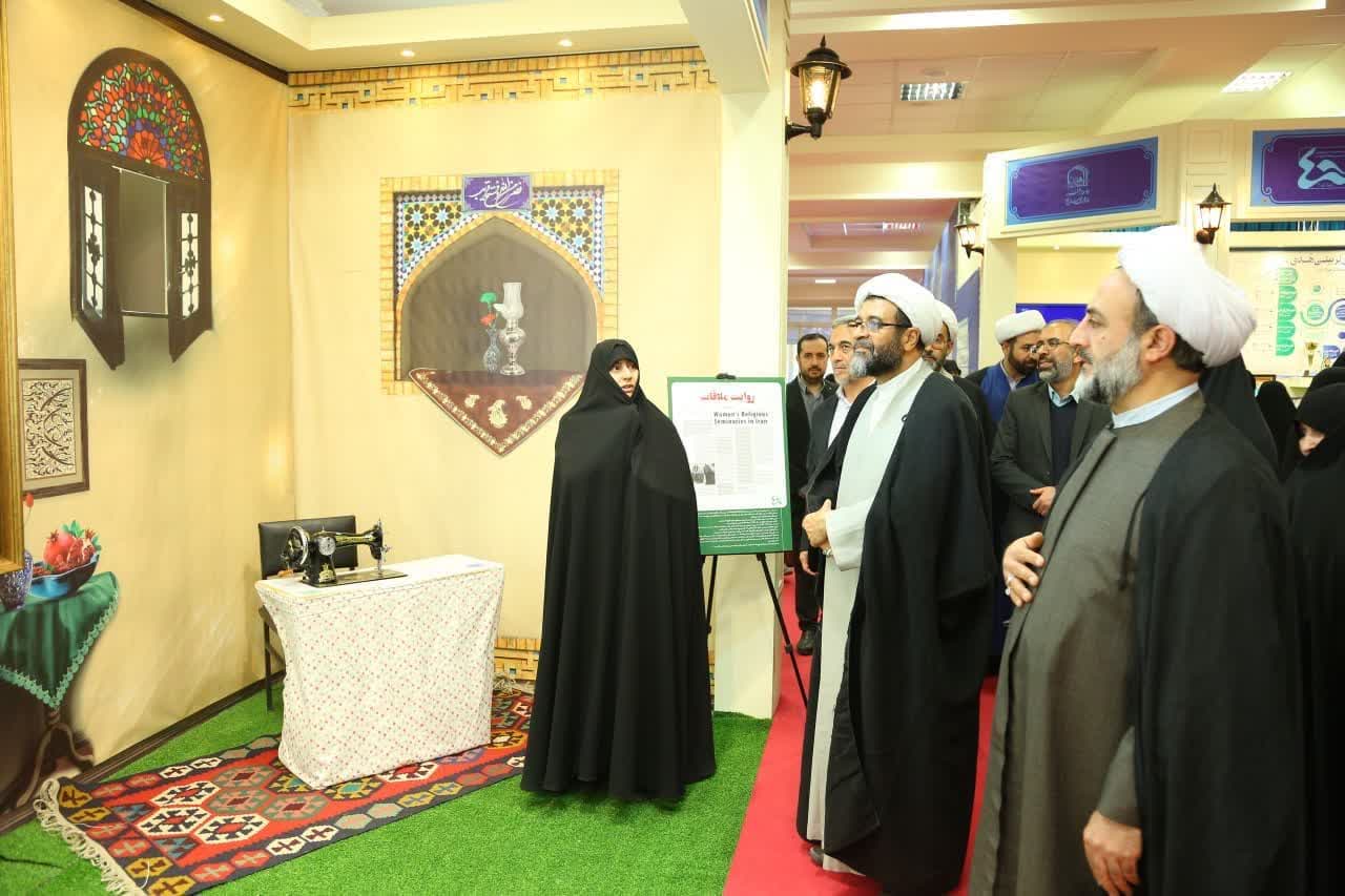 نمایشگاه «۴۰ سال بالندگی» در جامعه الزهرا سلاماللهعلیها افتتاح شد+ عکس