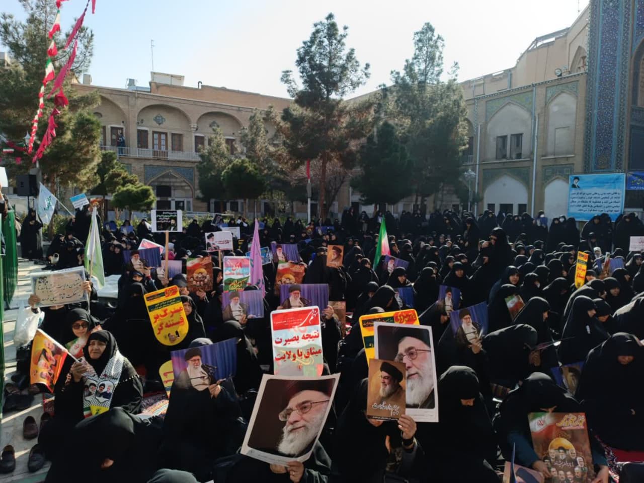 تجمع حماسی یومالله ۹ دی مردم انقلابی و طلاب حوزههای علمیه در مدرسه فیضیه قم