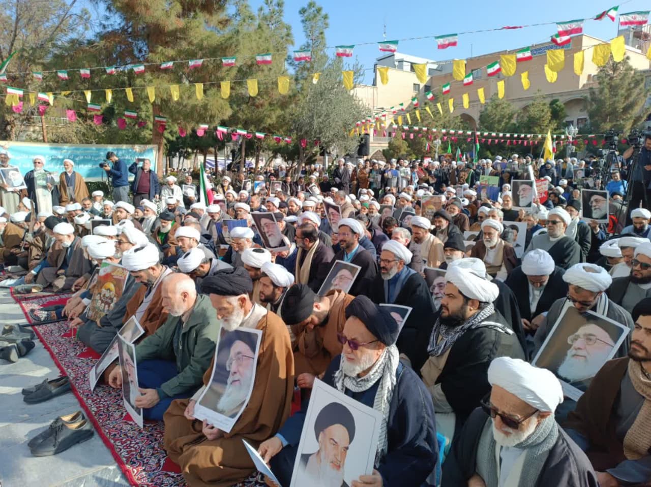 تجمع حماسی یومالله ۹ دی مردم انقلابی و طلاب حوزههای علمیه در مدرسه فیضیه قم