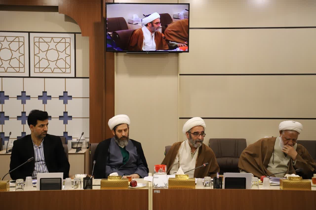 «استقلال مالی حوزههای علمیه» و «ایجاد منابع پایدار»، راه مقابله با چالشهای موجود است