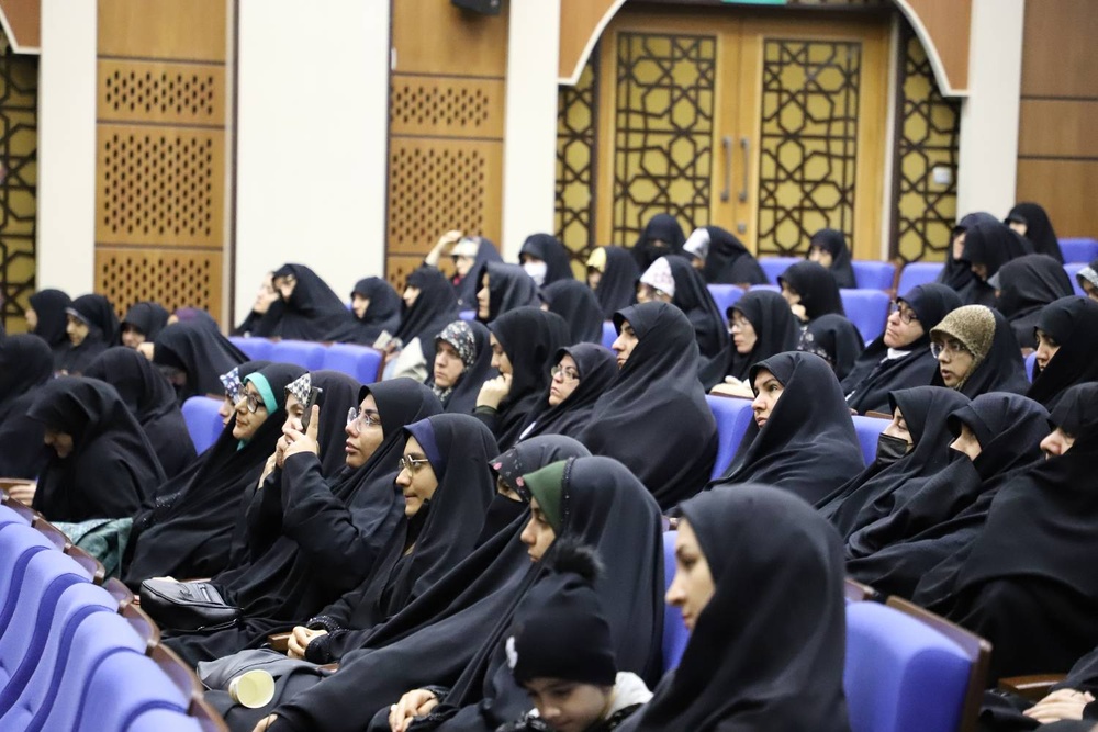 در میان تمام فعالیتها، باارزشمندتر و حساستر از ایفای نقش همسری و مادری در کانون خانواده ندیدهایم و نیافتهایم