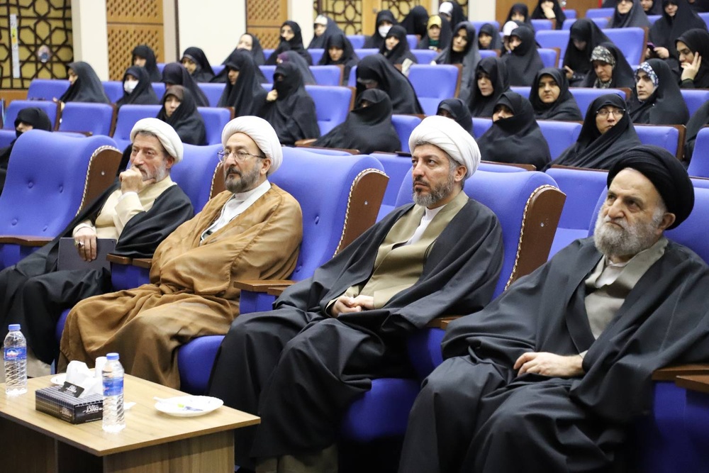 در میان تمام فعالیتها، باارزشمندتر و حساستر از ایفای نقش همسری و مادری در کانون خانواده ندیدهایم و نیافتهایم