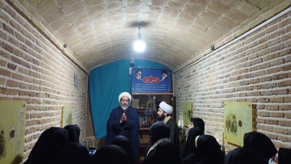بازدید از منزل امام خمینی(ره) در اردوی طلاب خواهر شهرستانهای دهلران، آبدانان و ایوانغرب
