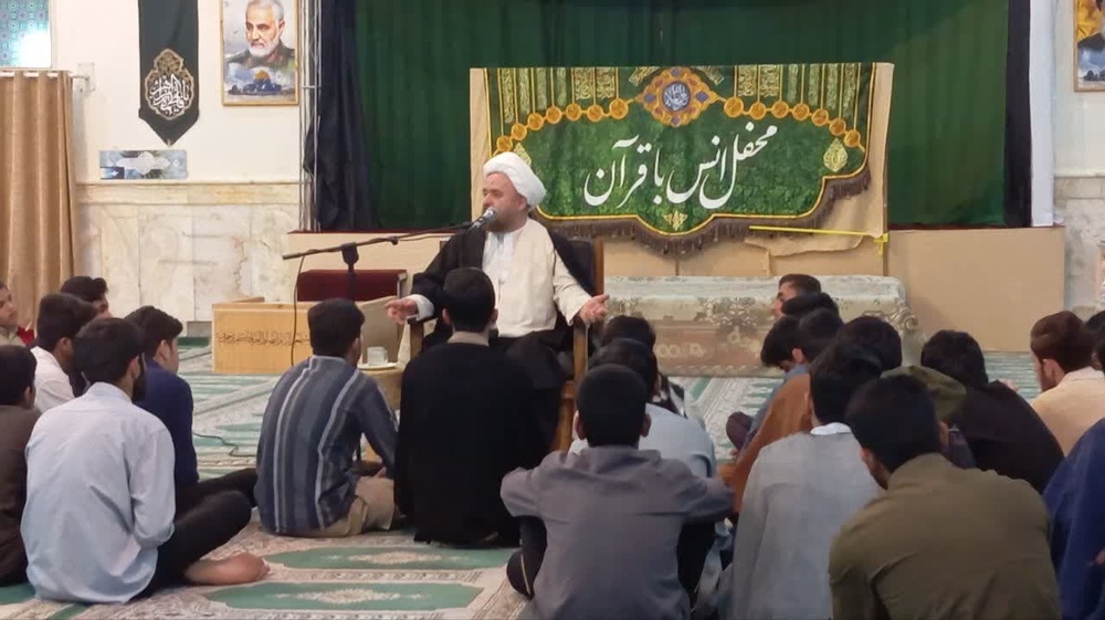 طلاب باید قناعت را سرلوحه زندگی خود قرار دهند