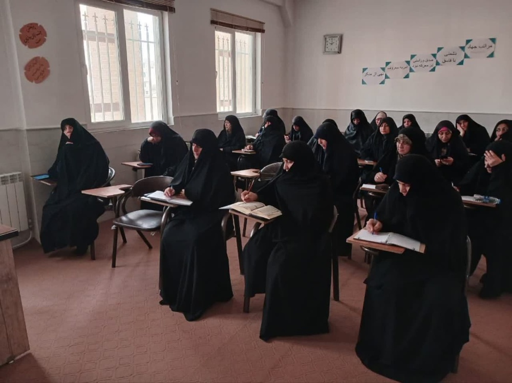 برگزاری سلسه جلسات اخلاق ویژه طلاب سطوح عالیه سمنان با محوریت تفسیرسوره حجرات مقام معظم رهبری(مدظه العالی)