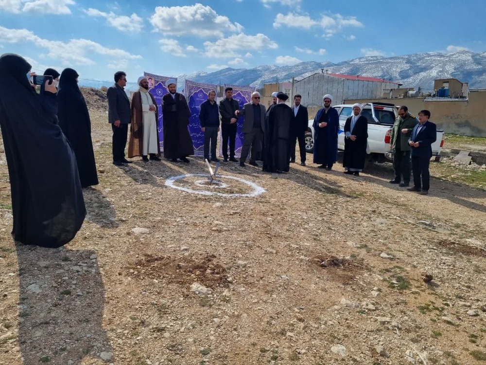 کلنگزنی زمین ساختمان مدرسه علمیه زینبیه خواهران شهرستان ایوانغرب