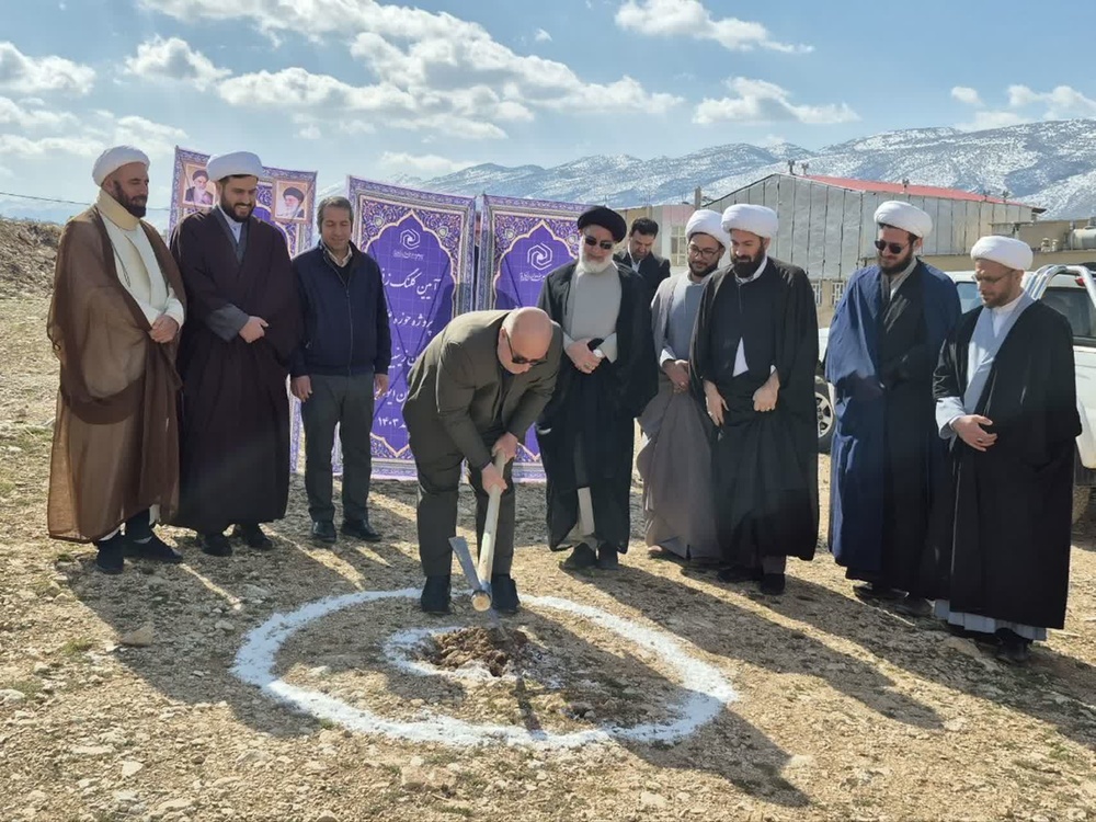 کلنگزنی زمین ساختمان مدرسه علمیه زینبیه خواهران شهرستان ایوانغرب