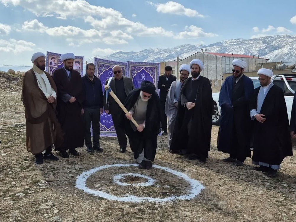 کلنگزنی زمین ساختمان مدرسه علمیه زینبیه خواهران شهرستان ایوانغرب