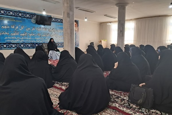 خواهران طلبه دو اخلاق اجتماعی و فردیشان را باهم تطبیق دهند