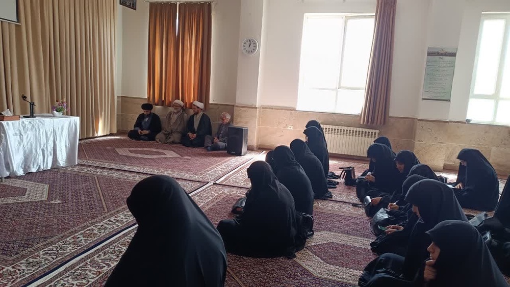 حوزههای علمیه خواهران در ترویج مسئله حجاب و عفاف به صورت جمعی وارد شوند