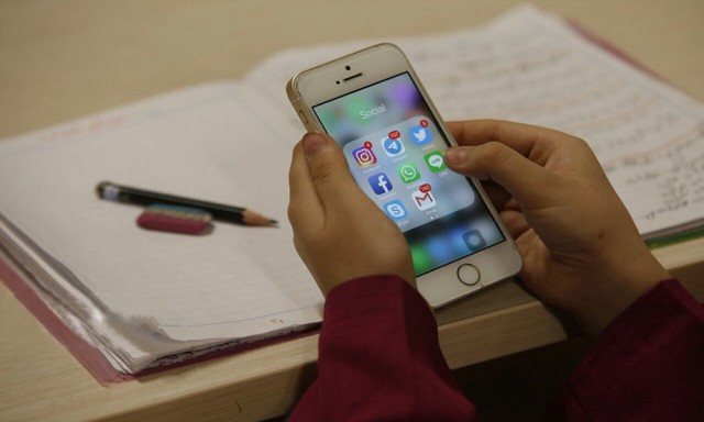 زنگ خطر برای خانوادههای ایرانی؛ چگونه فضای مجازی زندگی و روابط عاطفی را تهدید میکند؟