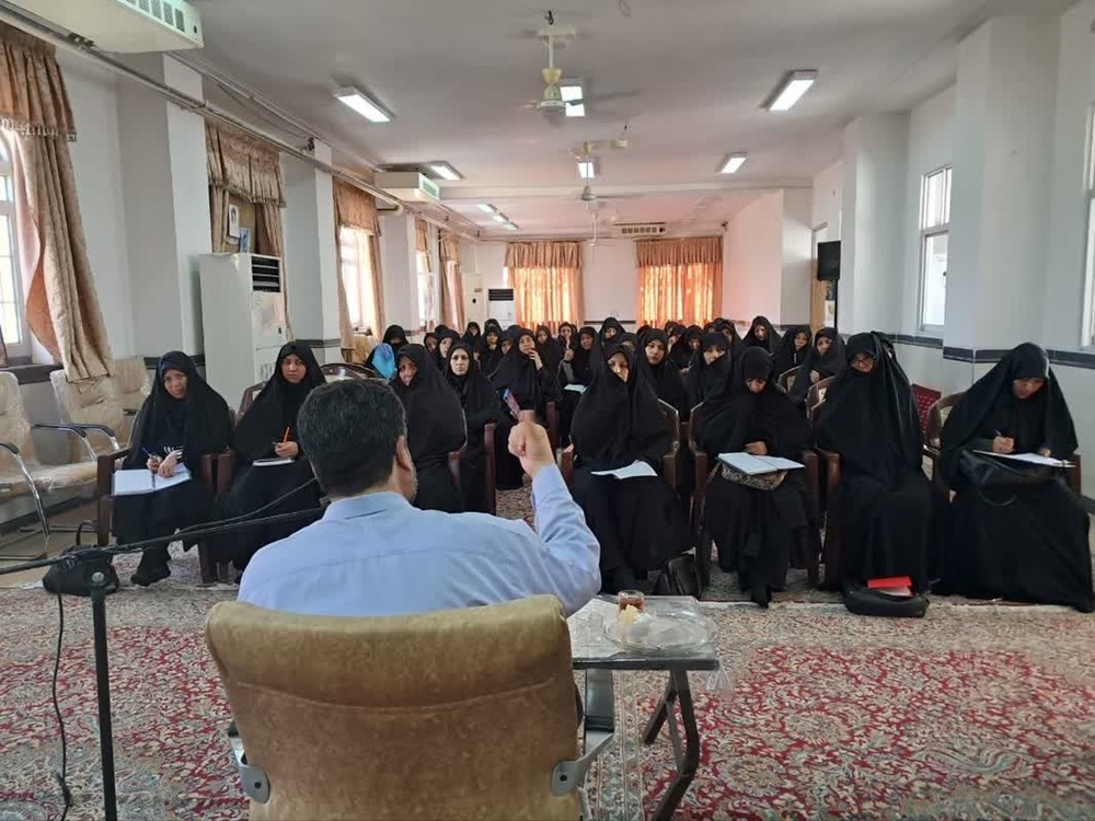برگزاری کارگاه «کنترل آسیبهای اجتماعی» در جمع بانوان حوزوی میبد